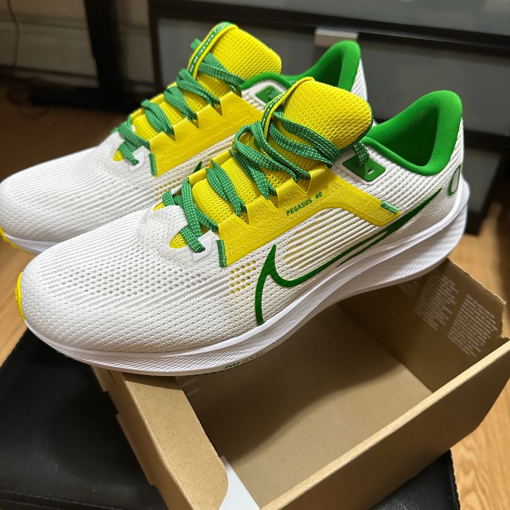 Nike Pegasus 40 White and Yellow Athletic Shoes - Picture 6 of 7